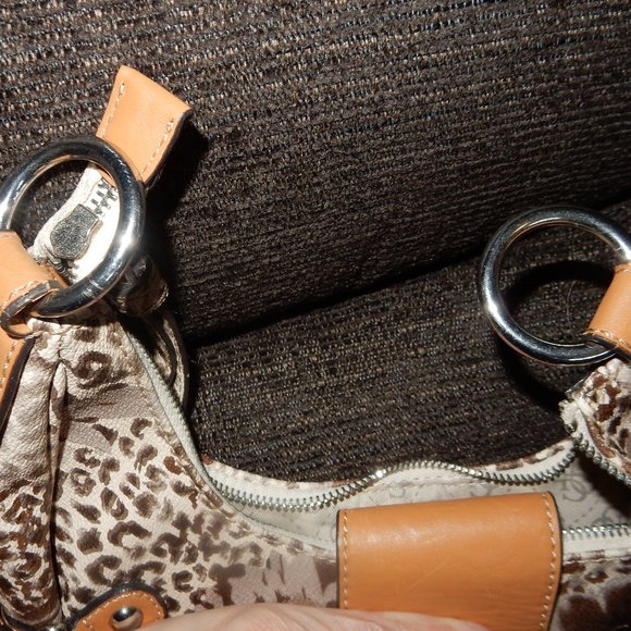 Guess purse - Picture 8 of 9